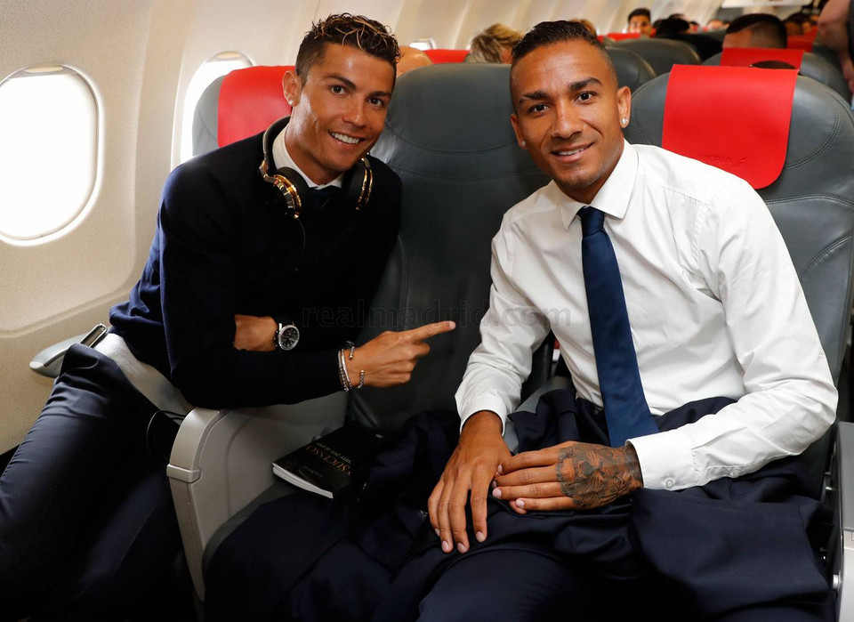 Ronaldo và Navas trên hành trình bay đến xứ Wales. (Nguồn: Realmadrid.com)