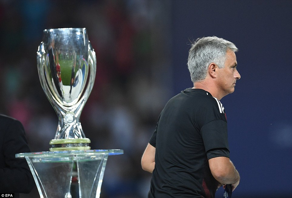 Thất bại 1-2, Manchester United lỡ cơ hội lần thứ 2 giành Siêu cúp, còn Mourinho sẽ còn rất nhiều việc phải làm phía trước để giúp đội bóng hùng mạnh hơn.