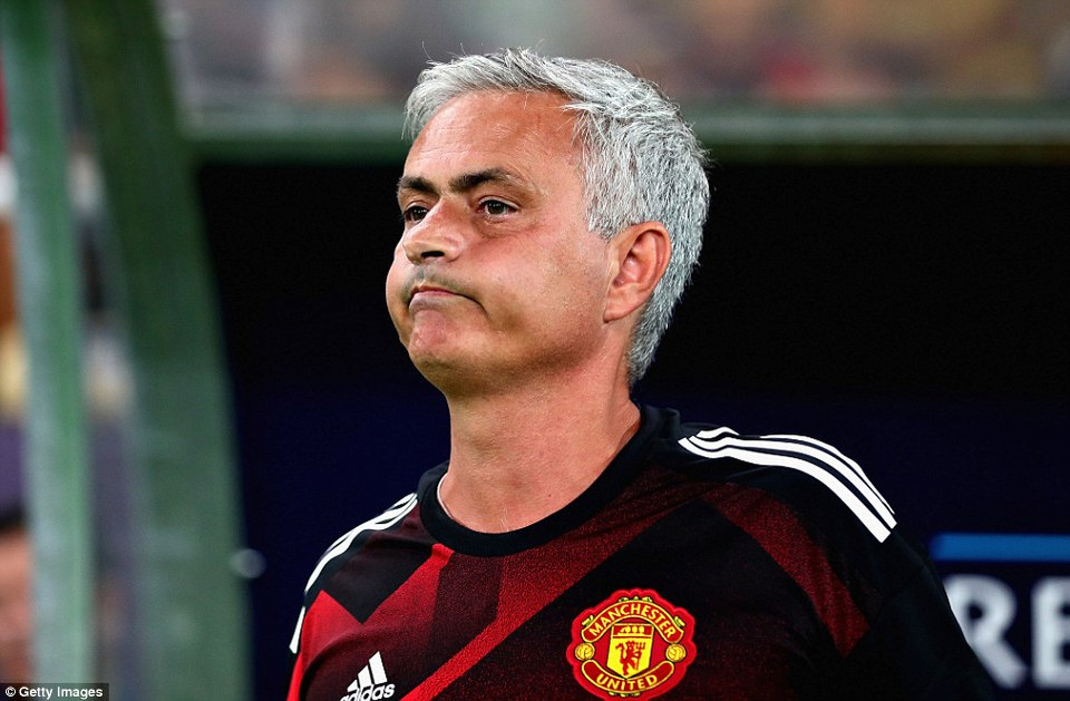 Chứng kiến những gì diễn ra, Jose Mourinho không giấu được sự lo lắng...