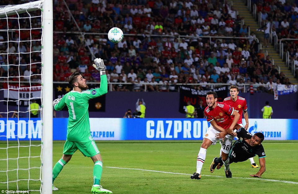 Real tỏ ra lấn lướt hơn Manchester United và Casemiro đã khiến khung thành của De Gea chao đảo với pha đánh đầu dội xà ngàng ở phút 18.