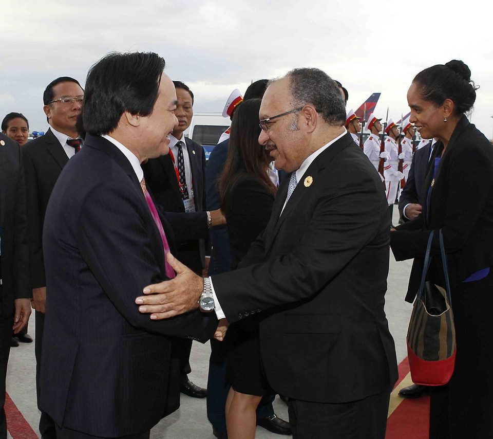 Chiều 11/11/2017, tại Sân bay quốc tế Đà Nẵng diễn ra Lễ tiễn chính thức Thủ tướng Papua New Guinea Peter O’Neill cùng đoàn đại biểu cấp cao tham dự Tuần lễ Cấp cao APEC 2017. Bộ trưởng Bộ Giáo dục và Đào tạo Phùng Xuân Nhạ tiễn đoàn tại sân bay. (Ảnh: TTXVN)