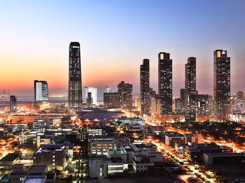 Songdo, Hàn Quốc là một “thành phố thông minh” nằm trên một khu lấn biển rộng 6,1 km2. Được hoàn thiện năm 2015, thành phố này có khả năng cấp quyền truy cập Internet trên gần như toàn bộ diện tích của nó, giúp 67.000 cư dân tại đây tận hưởng một phần cuộc sống của xã hội tương lai.