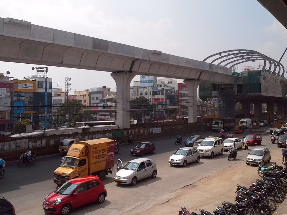 Đường ray tàu điện ngầm Hyderabad là hệ thống tàu điện nhẹ dài 74 km, được xây dựng để đưa công nghệ quản lý tàu dựa trên hệ thống liên lạc tới Ấn Độ. Theo kế hoạch, dự án sẽ được hoàn thiện vào năm 2017. 