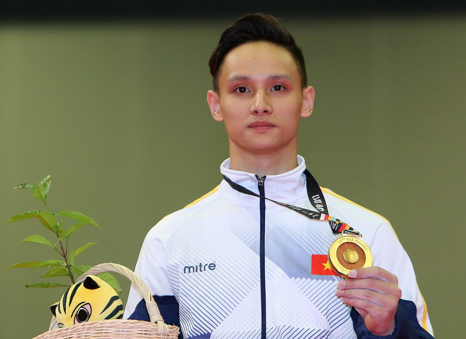 VĐV Đinh Phương Thành nhận HCV. (Ảnh: Quốc Khánh/TTXVN)