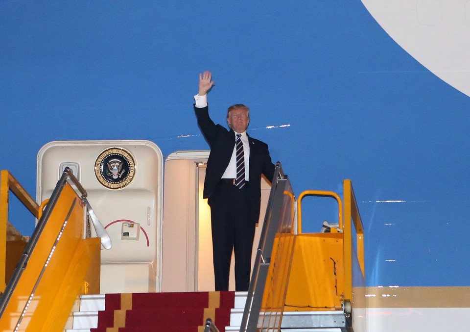 Tổng thống Hoa Kỳ Donald Trump xuất hiện tại cửa chuyên cơAir Force One. (Ảnh: TTXVN)