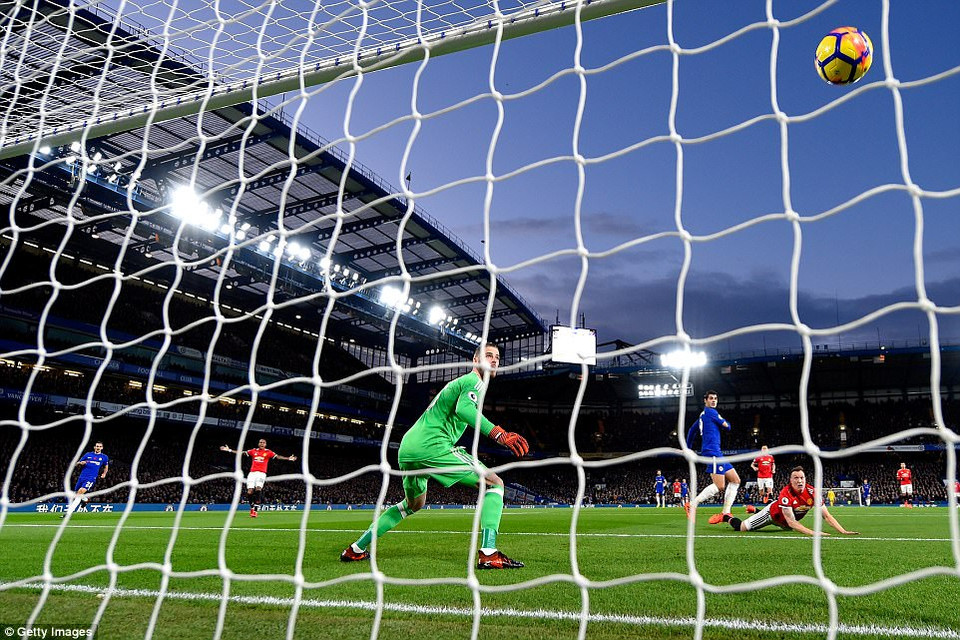 Cú đánh đầu trong tư thế thoải mái của anh khiến De Gea chỉ còn biết nhìn bóng bay vào lưới.