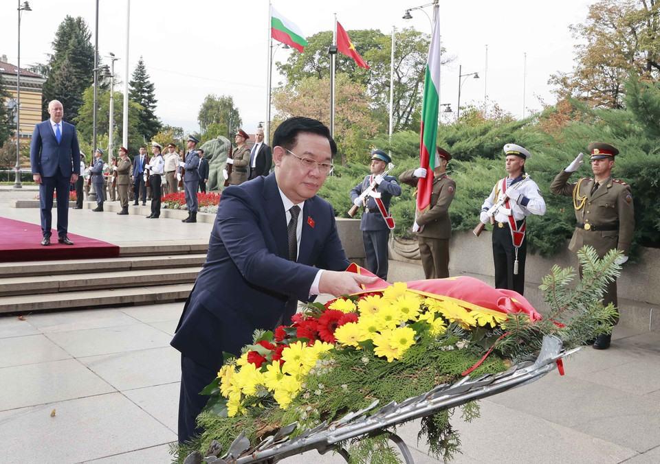 Chủ tịch Quốc hội Vương Đình Huệ đến đặt vòng hoa tại Tượng đài Chiến sỹ vô danh. (Ảnh: Doãn Tấn/TTXVN)