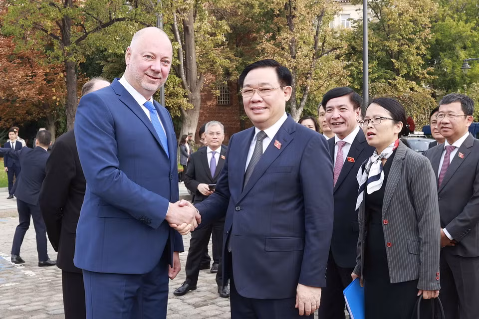 Chủ tịch Quốc hội Bulgaria Rosen Zhelyazkov đón Chủ tịch Quốc hội Vương Đình Huệ. (Ảnh: Doãn Tấn/TTXVN)