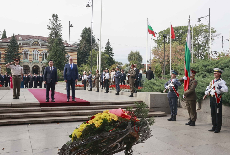 Chủ tịch Quốc hội Vương Đình Huệ đặt vòng hoa tại Tượng đài Chiến sỹ vô danh. (Ảnh: Doãn Tấn/TTXVN)