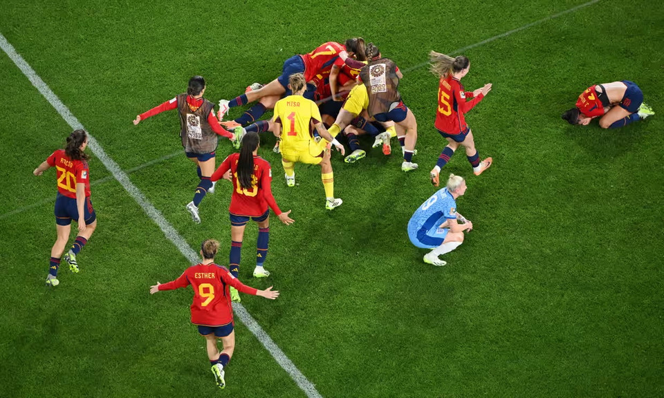 Các cầu thủ Tây Ban Nha vui mừng sau khi tiếng còi kết thúc vang lên. (Nguồn: Getty Images) 