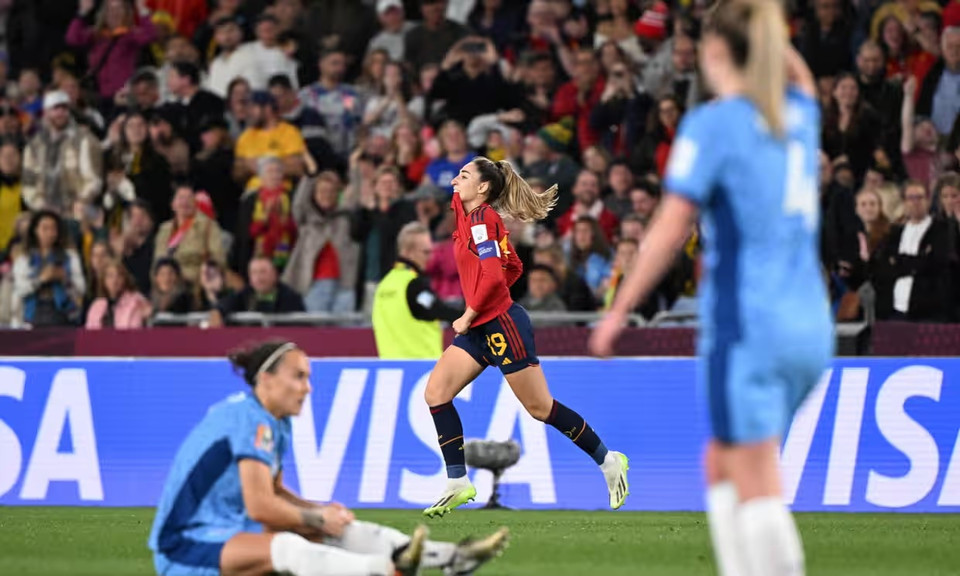 Nhưng không lâu sau pha bóng đó, Tuyển Anh đã phải nhận bàn thua sau pha dứt điểm chéo góc hiểm hóc của Olga Carmona. (Nguồn: AFP/Getty Images)