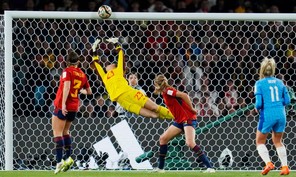 Tuy nhiên, Tuyển Anh lại tạo ra pha bóng nguy hiểm trước với cú sút đưa bóng đi trúng xà ngang của Lauren Hemp. (Nguồn: AP)