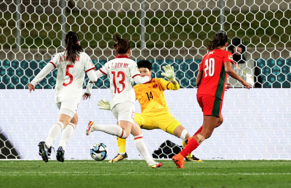 Đến phút 21, Francisca Nazaret dứt điểm chìm hiểm hóc để đánh bại thủ thành Kim Thanh... (Nguồn: Reuters)