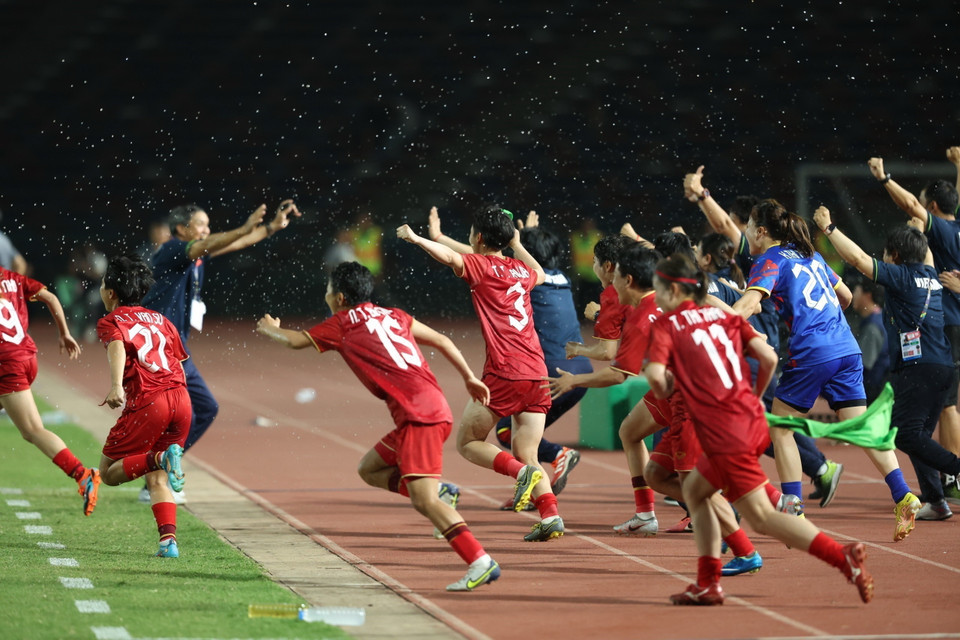 Niềm vui vỡ òa của các tuyển thủ nữ Việt Nam sau khi kết thúc trận đấu. (Ảnh: Minh Quyết/TTXVN)