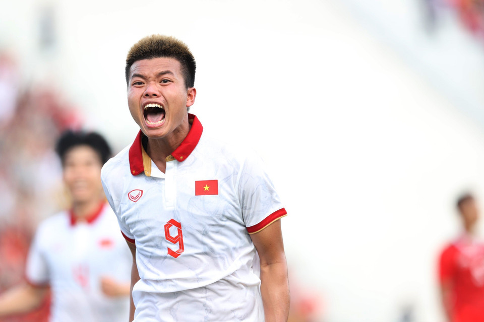 Thành tích này giúp Văn Tùng vươn lên dẫn đầu trong cuộc đua Vua phá lưới. (Ảnh: Hoàng Linh/TTXVN)