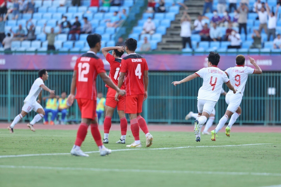 Văn Tùng ăn mừng trong sự hụt hẫng của các cầu thủ U22 Indonesia. (Ảnh: Minh Quyết/TTXN)