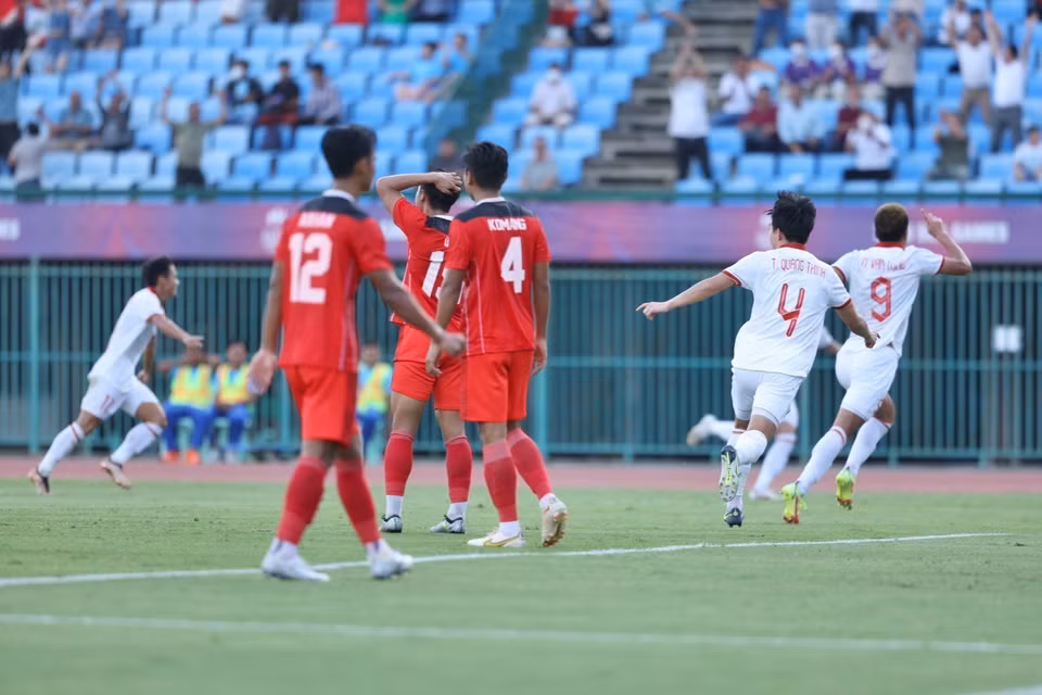 Văn Tùng ăn mừng trong sự hụt hẫng của các cầu thủ U22 Indonesia. (Ảnh: Minh Quyết/TTXN)