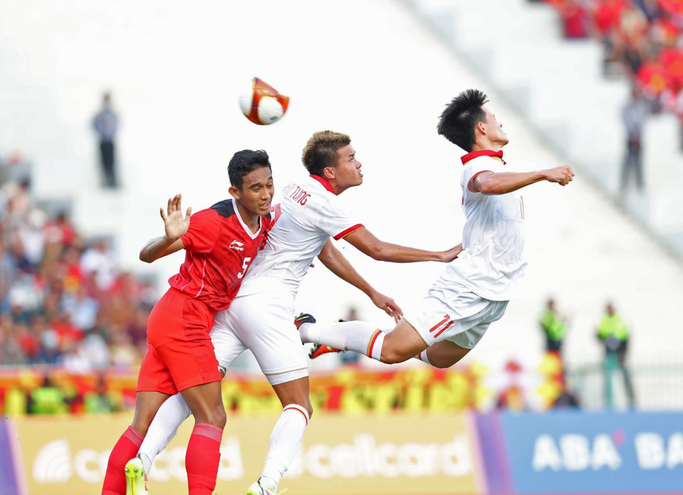 Văn Tùng (9) đánh đầu hiểm hóc hạ gục thủ môn U22 Indonesia, gỡ hòa tỷ số 1-1 cho U22 Việt Nam. (Ảnh: Hoàng Linh/TTXVN)