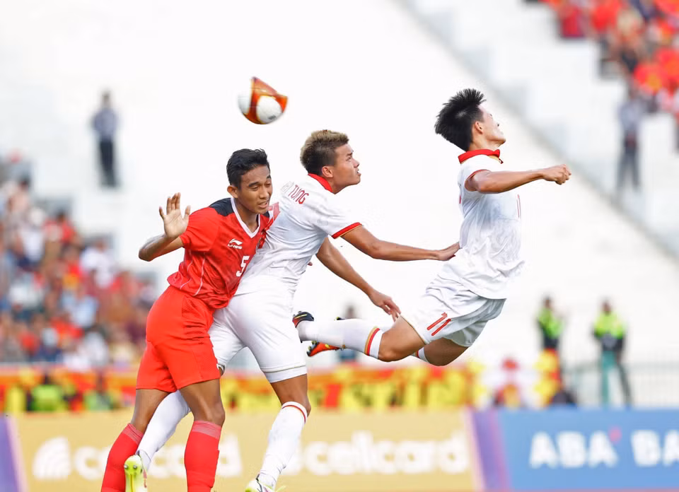 Văn Tùng (9) đánh đầu hiểm hóc hạ gục thủ môn U22 Indonesia, gỡ hòa tỷ số 1-1 cho U22 Việt Nam. (Ảnh: Hoàng Linh/TTXVN)