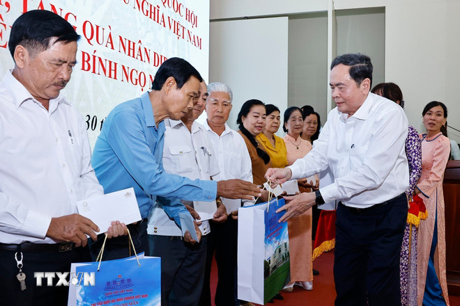 ttxvn-chu-tich-quoc-hoi-tham-chuc-tet-va-tang-qua-cho-cac-gia-dinh-chinh-sach-tai-thanh-pho-can-tho-7.jpg