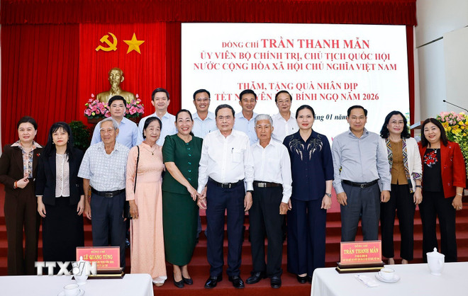 ttxvn-chu-tich-quoc-hoi-tham-chuc-tet-va-tang-qua-cho-cac-gia-dinh-chinh-sach-tai-thanh-pho-can-tho-2.jpg