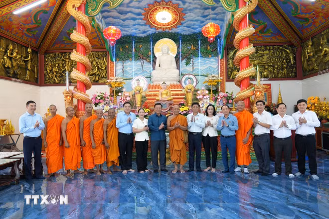 ttxvn-chu-tich-hoi-dong-dan-toc-cua-quoc-hoi-tham-chuc-tet-chol-chnam-thmay-3.jpg