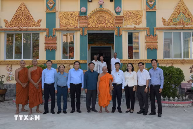 ttxvn-chu-tich-hoi-dong-dan-toc-cua-quoc-hoi-tham-chuc-tet-chol-chnam-thmay-2.jpg