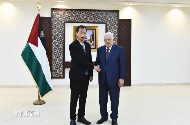 ttxvn-dai-su-nguyen-nam-duong-trinh-thu-uy-nhiem-len-tong-thong-palestine-2.jpg