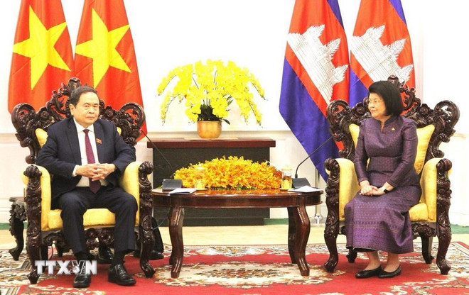 ttxvn-chu-tich-quoc-hoi-tran-thanh-man-gap-song-phuong-chu-tich-quoc-hoi-campuchia-khuon-sudary-2.jpg