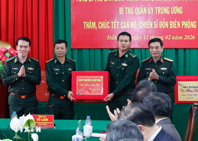 ttxvn-tong-bi-thu-to-lam-bi-thu-quan-uy-trung-uong-tham-chuc-tet-can-bo-chien-sy-don-bien-phong-ea-hleo-6.jpg
