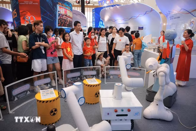 Gian trưng bày của Viện Hàn lâm Khoa học và Công nghệ Việt Nam tại triển lãm thành tựu đất nước. (Ảnh: Hoàng Hiếu/TTXVN) ttxvn-vien-han-lam-khoa-hoc-va-cong-nghe-1.jpg