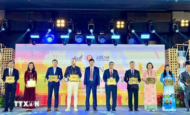 ttxvn-quy-nhon-vinh-du-nhan-giai-thuong-do-thi-du-lich-sach-asean-1.jpg