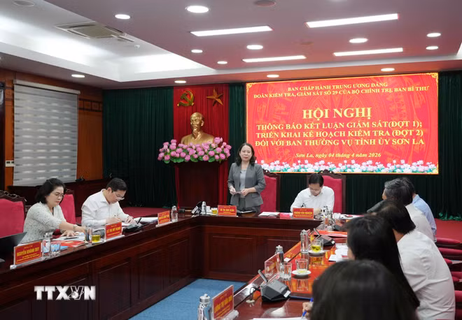 ttxvn-doan-kiem-tra-giam-sat-cua-bo-chinh-tri-ban-bi-thu-lam-viec-voi-ban-thuong-vu-tinh-uy-son-la-2.jpg