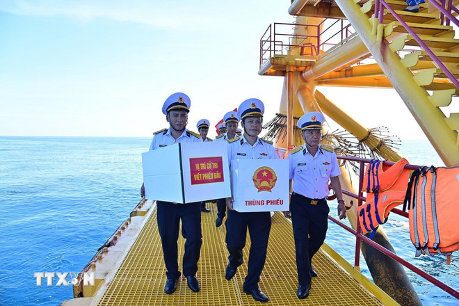 ttxvn-nhieu-don-vi-dang-lam-nhiem-vu-tren-bien-da-thuc-hien-bau-cu-som-1.jpg