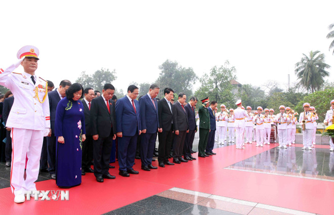 ttxvn-dai-bieu-quoc-hoi-khoa-xvi-dat-vong-hoa-tuong-niem-cac-anh-hung-liet-si-2.jpg