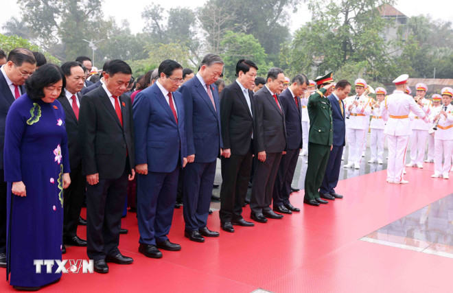 ttxvn-dai-bieu-quoc-hoi-khoa-xvi-dat-vong-hoa-tuong-niem-cac-anh-hung-liet-si-3.jpg