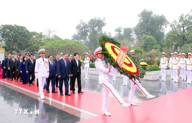 ttxvn-dai-bieu-quoc-hoi-khoa-xvi-dat-vong-hoa-tuong-niem-cac-anh-hung-liet-si-1.jpg