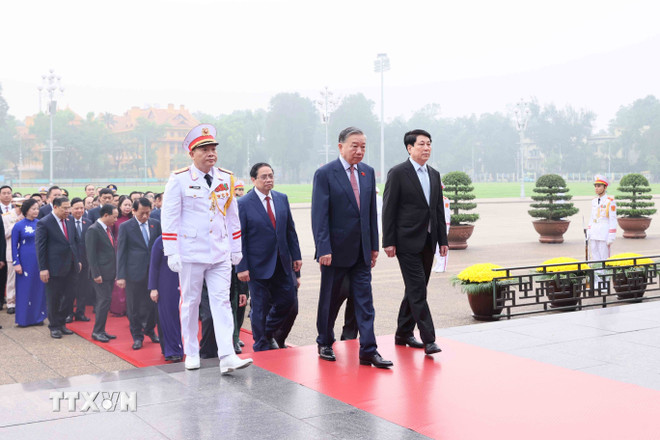 ttxvn-dai-bieu-quoc-hoi-khoa-xvi-vao-lang-vieng-chu-tich-ho-chi-minh-3.jpg