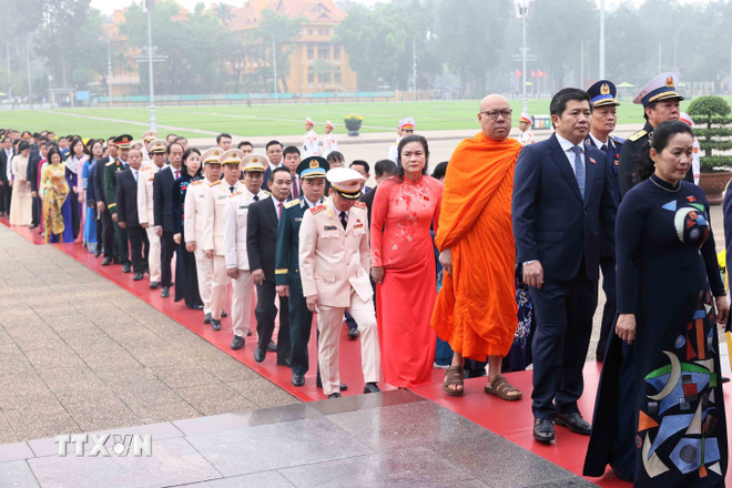 ttxvn-dai-bieu-quoc-hoi-khoa-xvi-vao-lang-vieng-chu-tich-ho-chi-minh-6.jpg