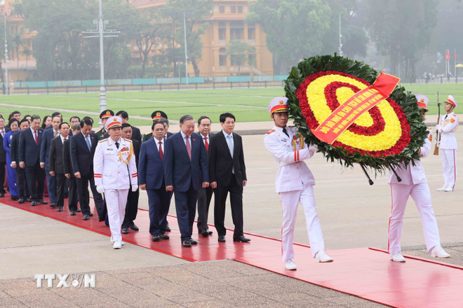 ttxvn-dai-bieu-quoc-hoi-khoa-xvi-vao-lang-vieng-chu-tich-ho-chi-minh-5.jpg