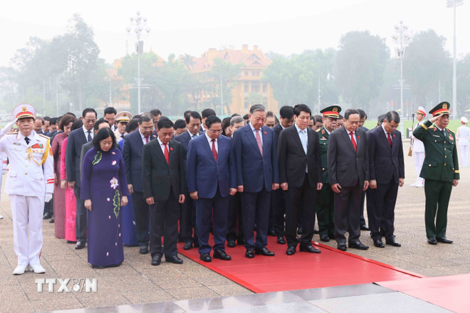 ttxvn-dai-bieu-quoc-hoi-khoa-xvi-vao-lang-vieng-chu-tich-ho-chi-minh-4.jpg