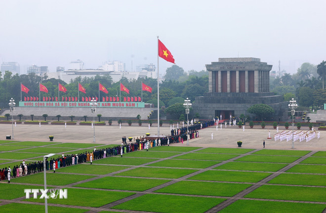 ttxvn-dai-bieu-quoc-hoi-khoa-xvi-vao-lang-vieng-chu-tich-ho-chi-minh-1.jpg