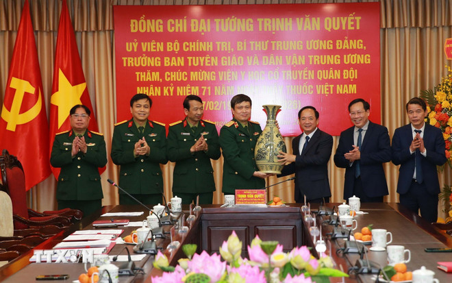 ttxvn-truong-ban-tuyen-giao-va-dan-van-trung-uong-tham-chuc-mung-vien-y-hoc-co-truyen-quan-doi-1.jpg