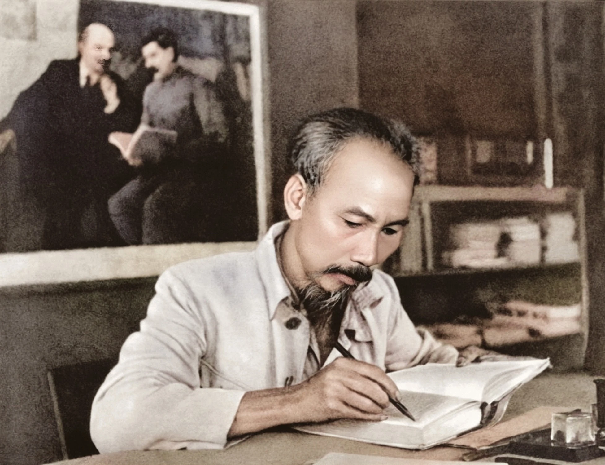 Thủ tướng Phạm Minh Chính dâng hương tưởng nhớ Chủ tịch Hồ Chí Minh tại Nhà 67