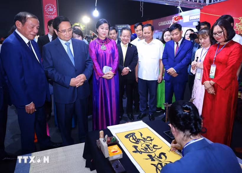 Thủ tướng Phạm Minh Chính tham quan không gian văn hóa của Việt Nam tại Lễ hội Văn hóa Thế giới tại Hà Nội. (Ảnh: Dương Giang/TTXVN)