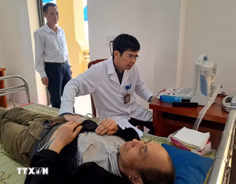 Các y, bác sỹ khám bệnh cho người dân xã biên giới Thắng Mố (Tuyên Quang). (Ảnh: Đức Thọ/TTXVN)