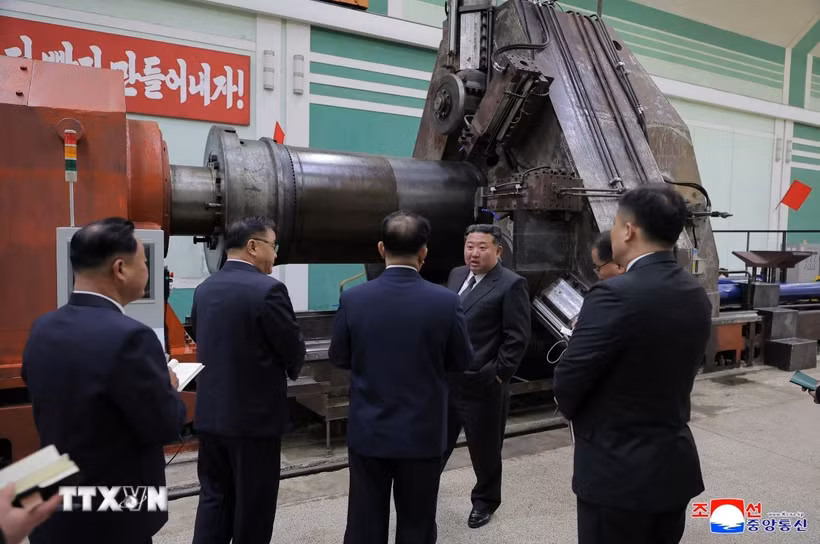 Nhà lãnh đạo Triều Tiên Kim Jong Un thị sát doanh nghiệp thuộc ngành công nghiệp vũ khí. (Ảnh: KCNA/TTXVN)
