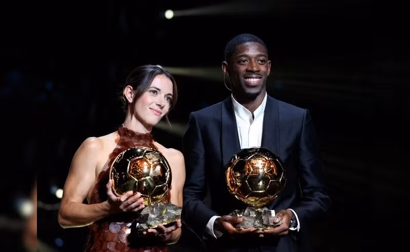 Aitana ­Bonmati và Ousmane Dembele trên bục nhận giải thưởng. (Nguồn: AFP)