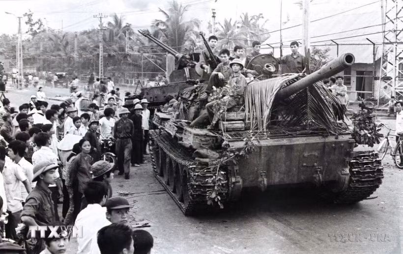 Xe tăng quân Giải phóng tiến vào giải phóng Nha Trang (Khánh Hòa), ngày 2/4/1975. (Ảnh: Tư liệu TTXVN)