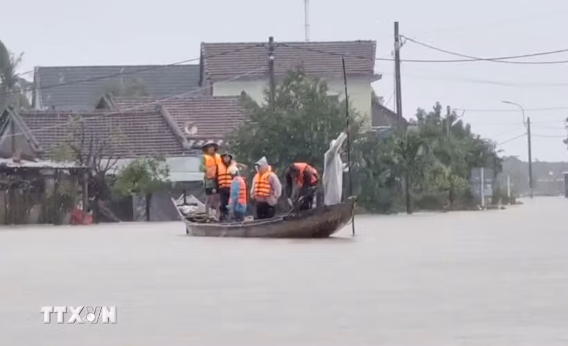 Công an giải cứu thành công gần 200 người dân bị mắc kẹt trong vùng ngập sâu tại thôn Tân Mỹ, xã Sơn Thành. (Ảnh: TTXVN phát)